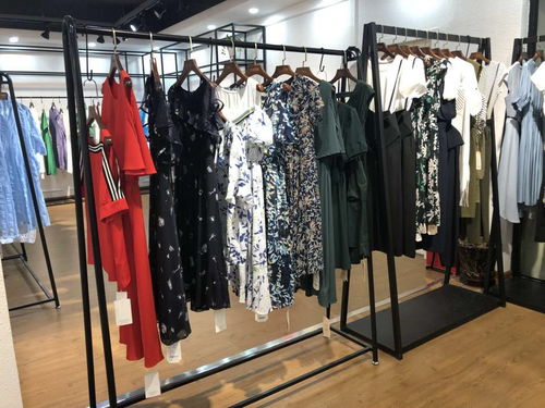 把品牌折扣女裝賣場的棱角變成商品宣傳的場所